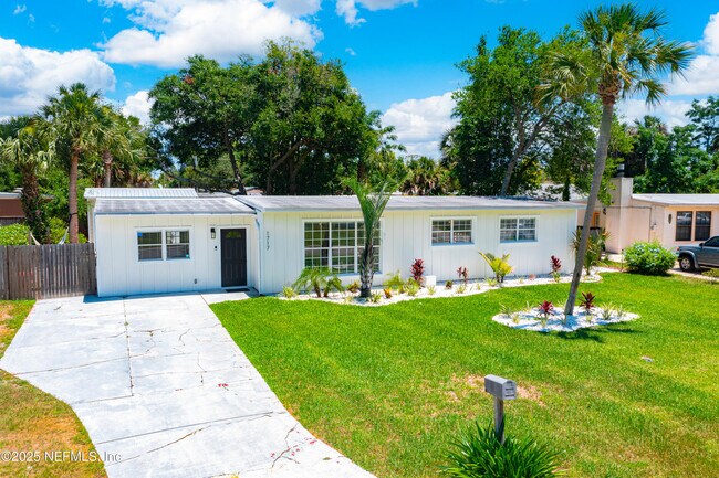 Building Photo - 1717 Sunset Dr