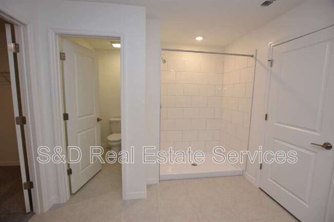 Building Photo - 1940 Red Lp