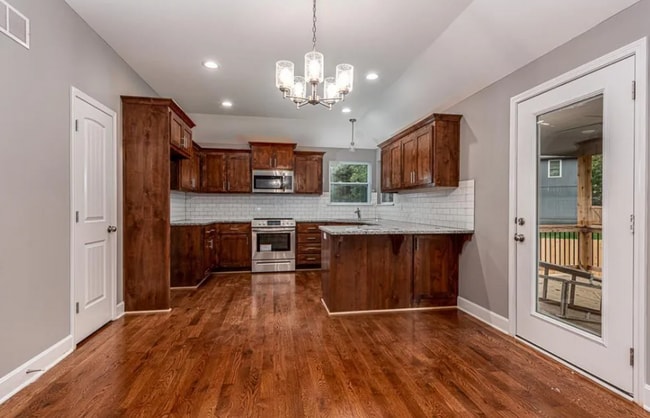 Building Photo - 4766 Lakecrest Dr