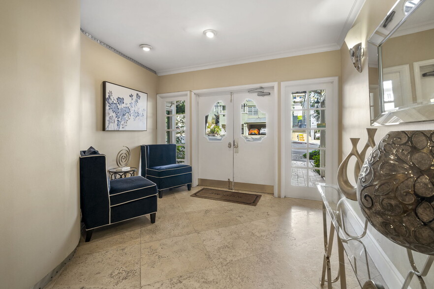 Building Photo - 8550 Holloway Dr