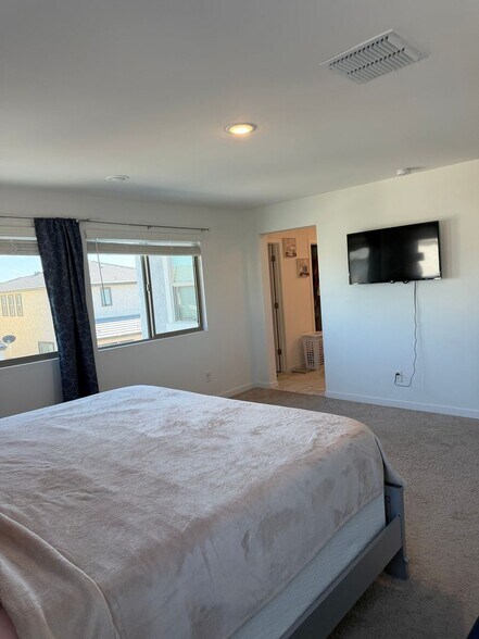 Building Photo - 7407 W Gardenia Ave