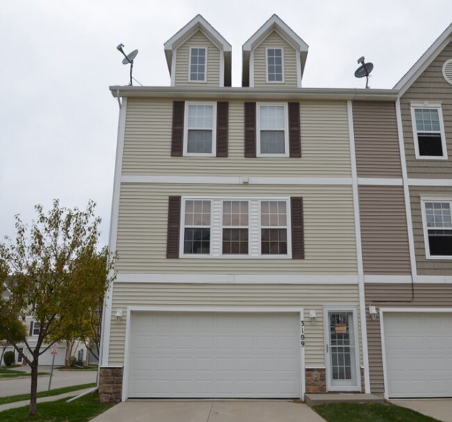 Primary Photo - 2 Bedroom Ankeny Townhome Available Novemb...