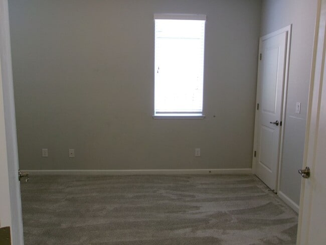 Building Photo - Beautiful 4 bedroom, 2-1/2 bath home in Wingfield Springs