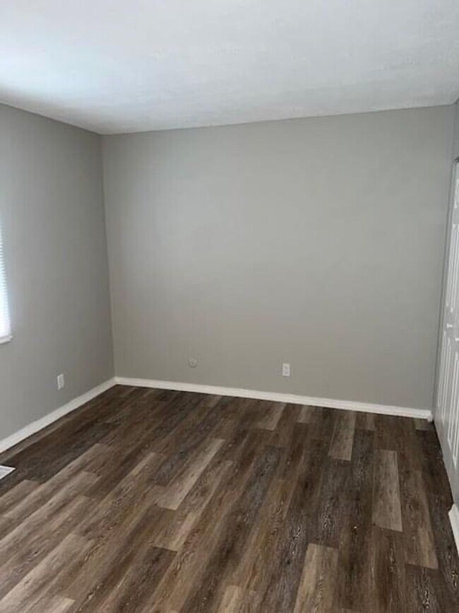 Building Photo - 664 E Missouri St