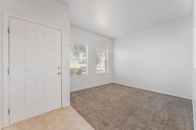 Building Photo - You're going to love this 4 bedroom 2.5 bath! Looks and Feels Brand New!