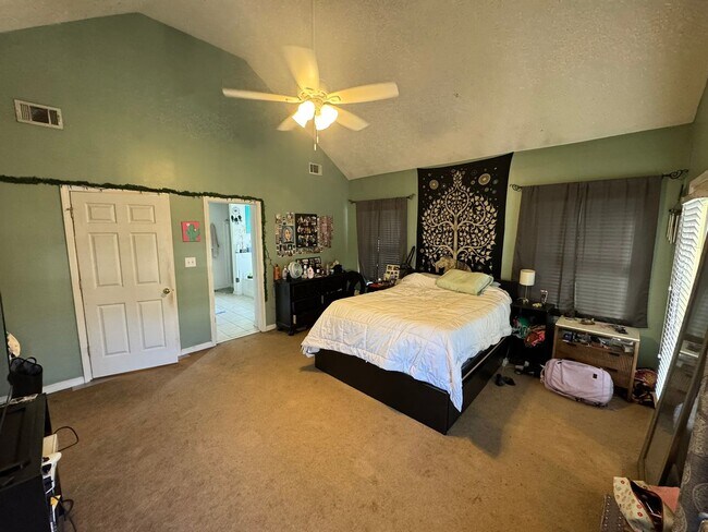 Building Photo - Beautiful East Side Home