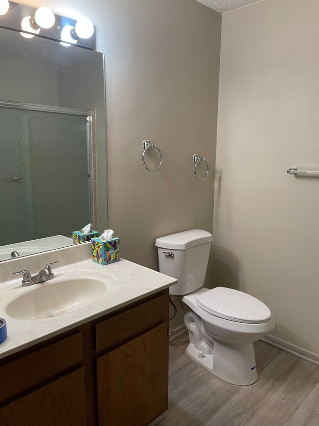 Full Bath - 7230 Creekview Dr