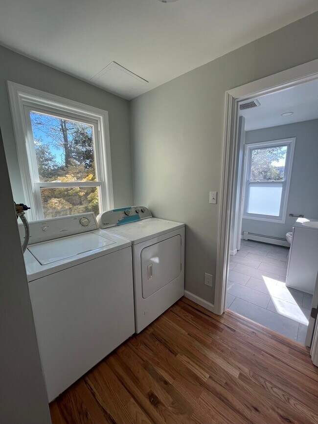 Building Photo - 30 Cross St E