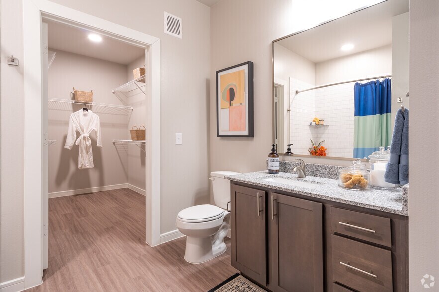 1BR, 1BA - 848SF - Bathroom - August Friendswood