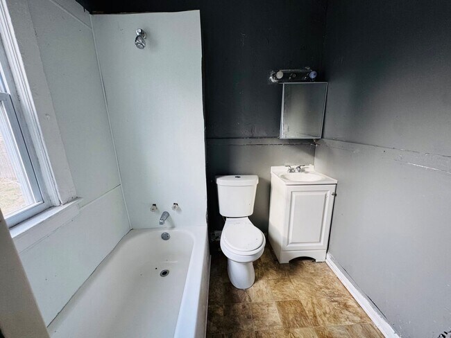 Building Photo - 2816 E 125th St