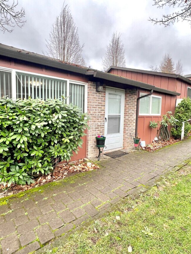 Building Photo - LUPUS01