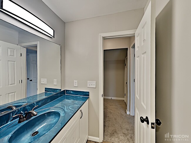 Building Photo - 2408 Ravine Dr
