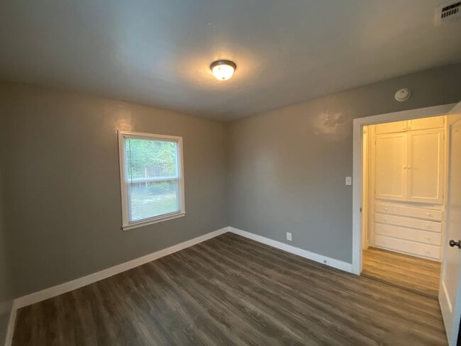 Building Photo - Follow the yellow brick to this Remodeled 2 BD 1 BA House in NE Bakersfield