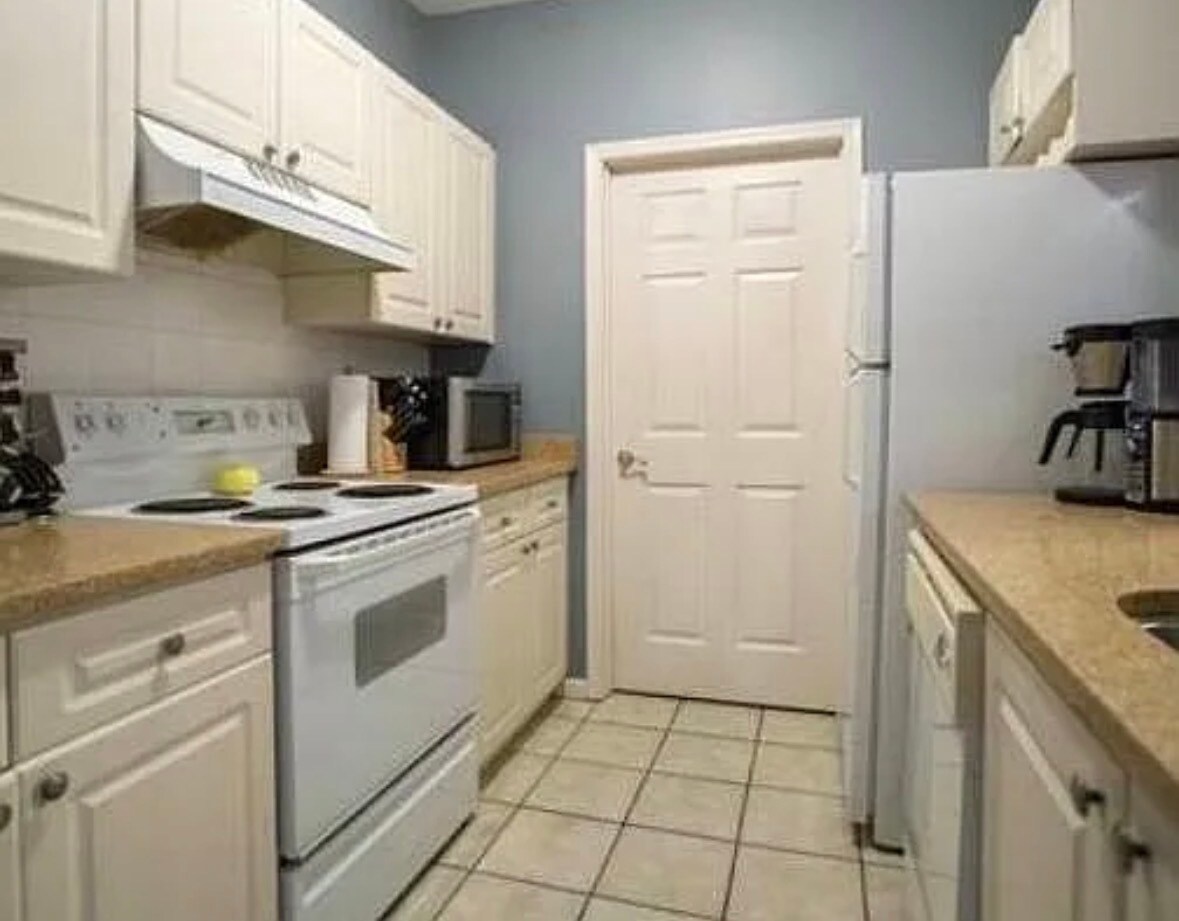 Building Photo - 2025 Woodmont Blvd