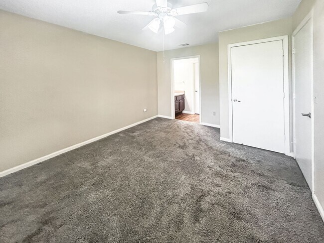 Building Photo - One Bedroom Apartment in Gated Community - Easy Highway Access!