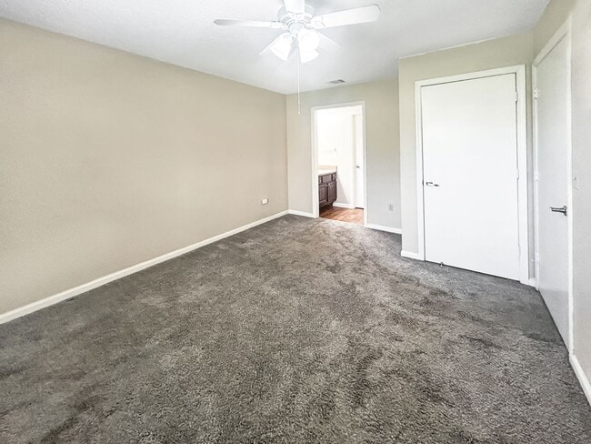 Building Photo - One Bedroom Apartment in Gated Community - Easy Highway Access!