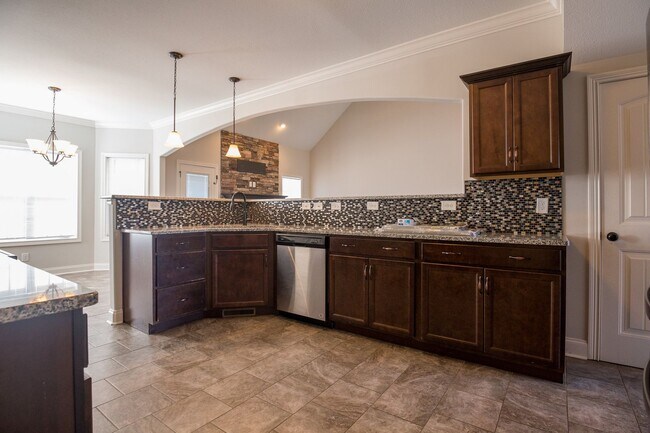 Building Photo - Huge 4 bd 3 ba Sango Go!