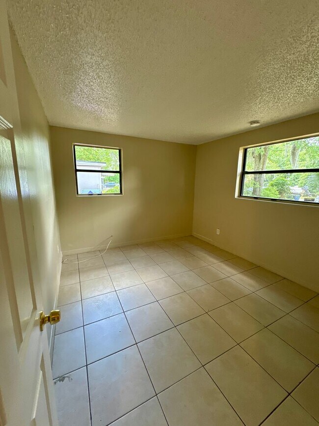 Building Photo - Great 3 Bedroom Available