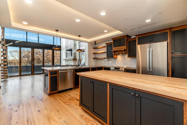 Building Photo - 215 E Pleasant St