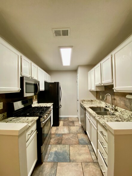 Building Photo - 5 Wind Drift Dr