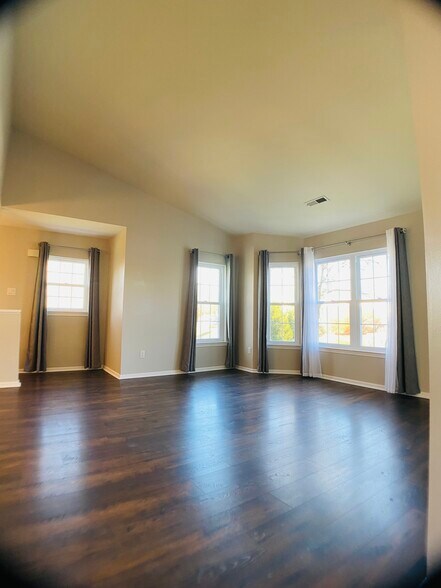 Building Photo - 305 Shepherds Way