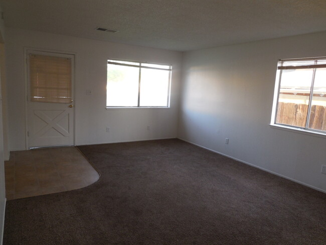 Building Photo - 3 Bedroom / 1.5 Bath House
