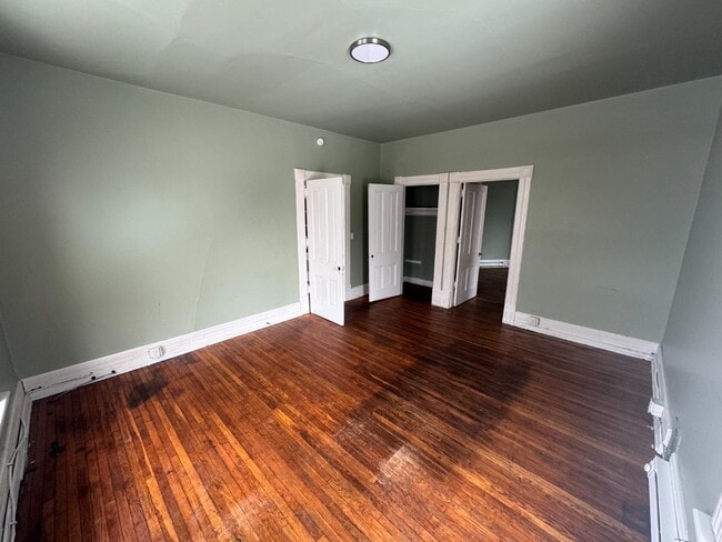 Building Photo - 727-729 W 4th st - 729 W 4th St Floor 2