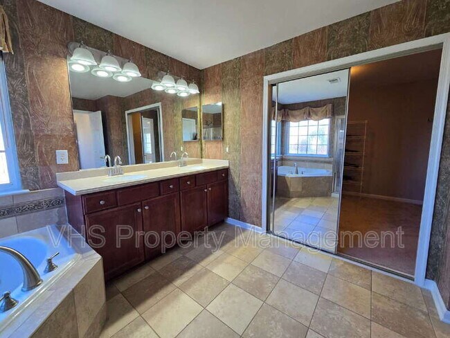 Building Photo - 2520 Post Oak Dr