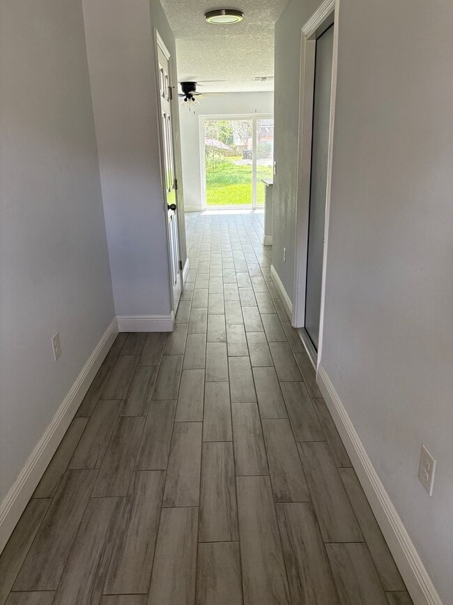 Building Photo - 3-bedroom, 2.5-bathroom townhome by UCF