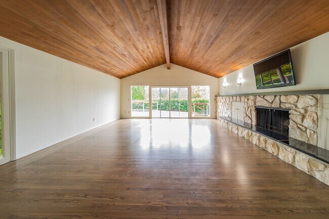 Building Photo - 4-Bedroom Luxury Home for Rent by Portland...
