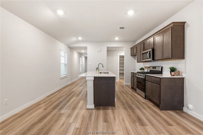 Building Photo - 918 Kickapoo Ln