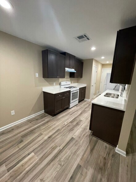 Building Photo - 410 Parkhill Cove