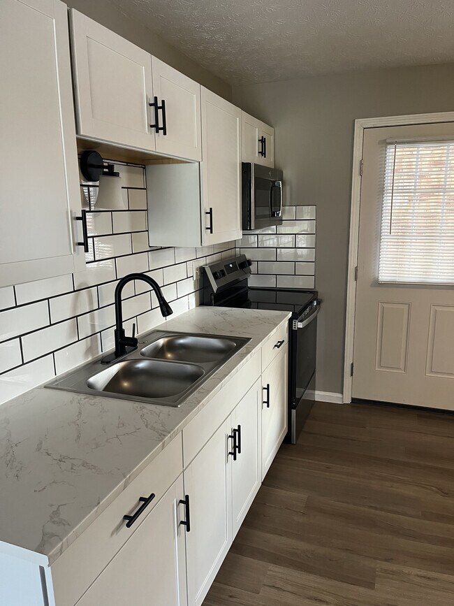 Building Photo - Green Acres - 4943-4959