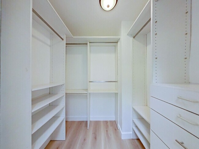 Building Photo - Stunning Remodeled Home in Dana Woods – Co...