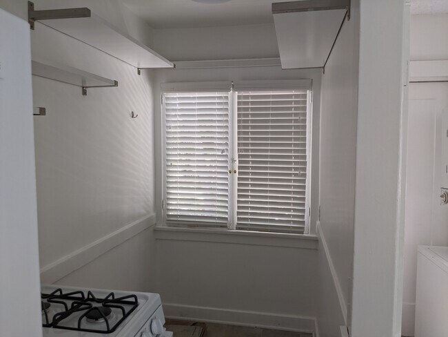 breakfast nook - 7716 Lexington Ave