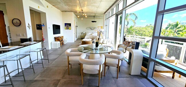 Building Photo - 365 SE 6th Ave