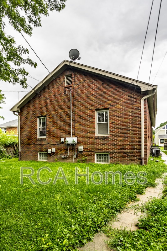 Building Photo - 1046 E Bradbury Ave