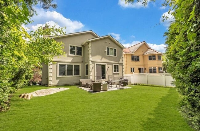 Building Photo - 696 Ridgeway