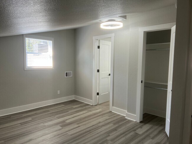 Building Photo - 3 Bed 2 Bath Apartment