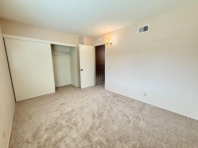 Building Photo - Spacious & Move In Ready 2BD Townhome! New Carpet! Full Size in Unit Washer/Dryer! Attached Garage!