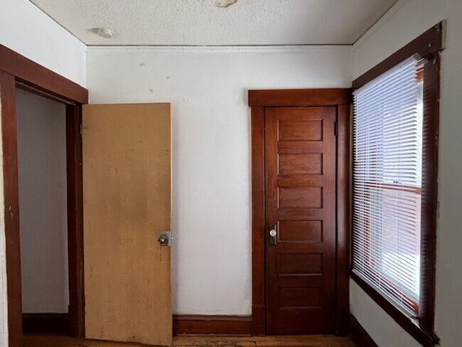 Building Photo - 3 BR/1 BA Single-Family Home in St. Paul!