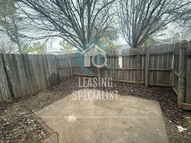 Building Photo - 2 Bed 2 Bath West Norman Townhouse!