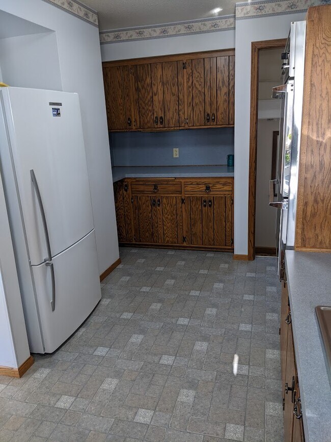 Kitchen, ample storage - 1012 3rd St