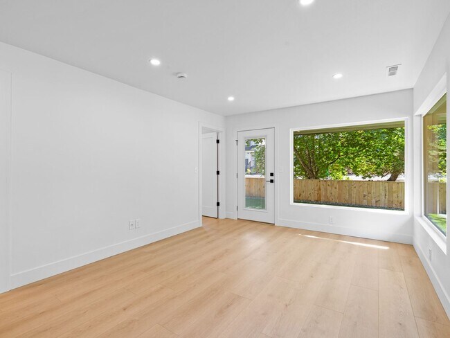 Building Photo - Light-Filled, Fully Remodeled 2?Bed / 1?Ba...