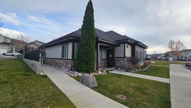 Building Photo - 2718 N Elm Dr