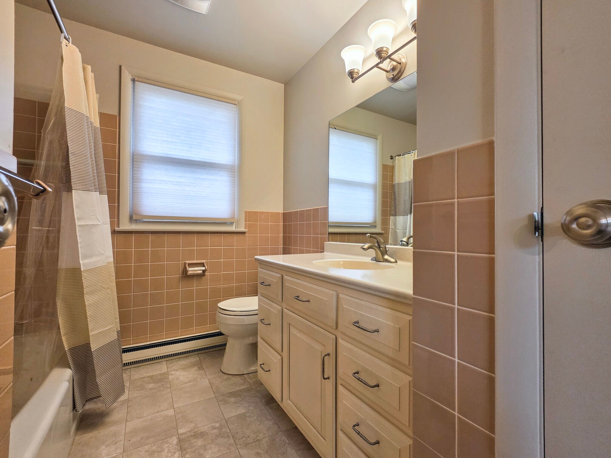 Building Photo - 2 Colonial Ave