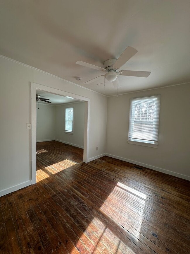 Building Photo - In town - 3 Bedroom, 1 bathroom house move-in ready