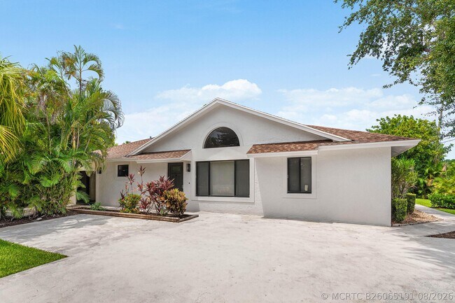 Building Photo - 825 Dogwood Dr