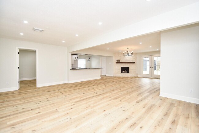 Building Photo - 5642 Cartagena St