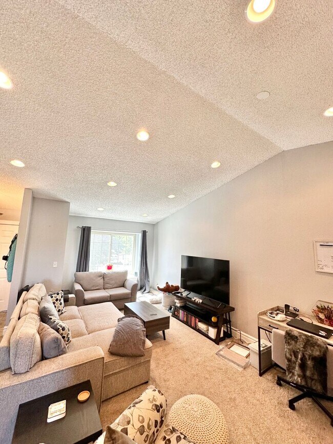 Building Photo - Move in ready home in 80918!